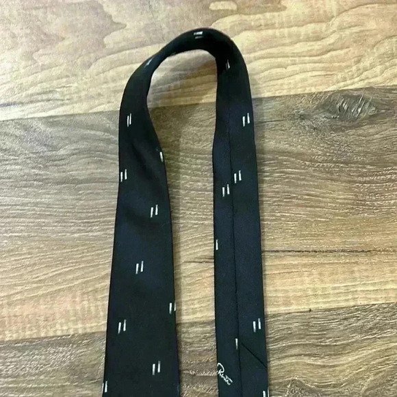 Oscar de la Renta Vintage Tie Beautiful Black with gray rectangular design. - Picture 15 of 16